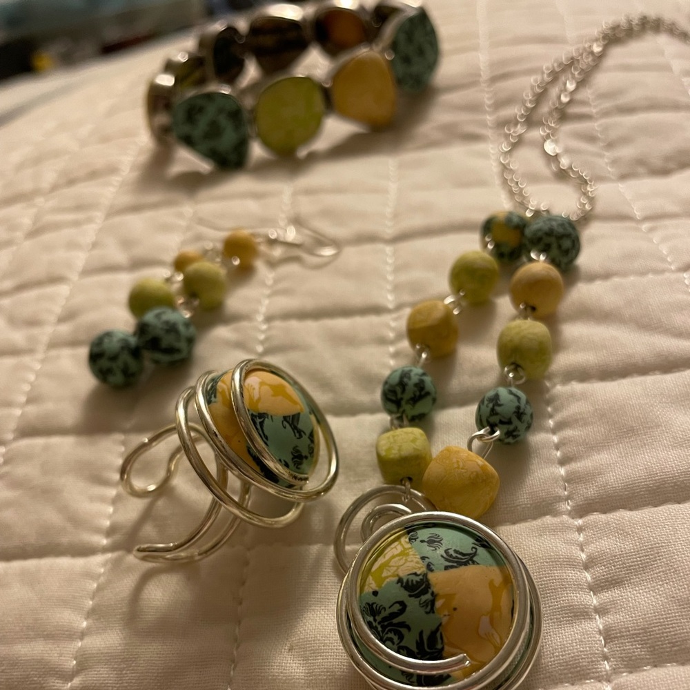 Complete jewelry set of Viva Beads jewelry. Necklace, bracelet, ring & earrings